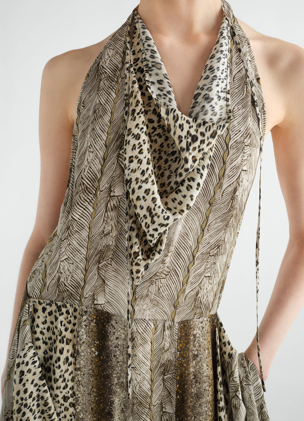 PRINTED PANELED DRESS IN FEATHER PRINTED VISCOSE