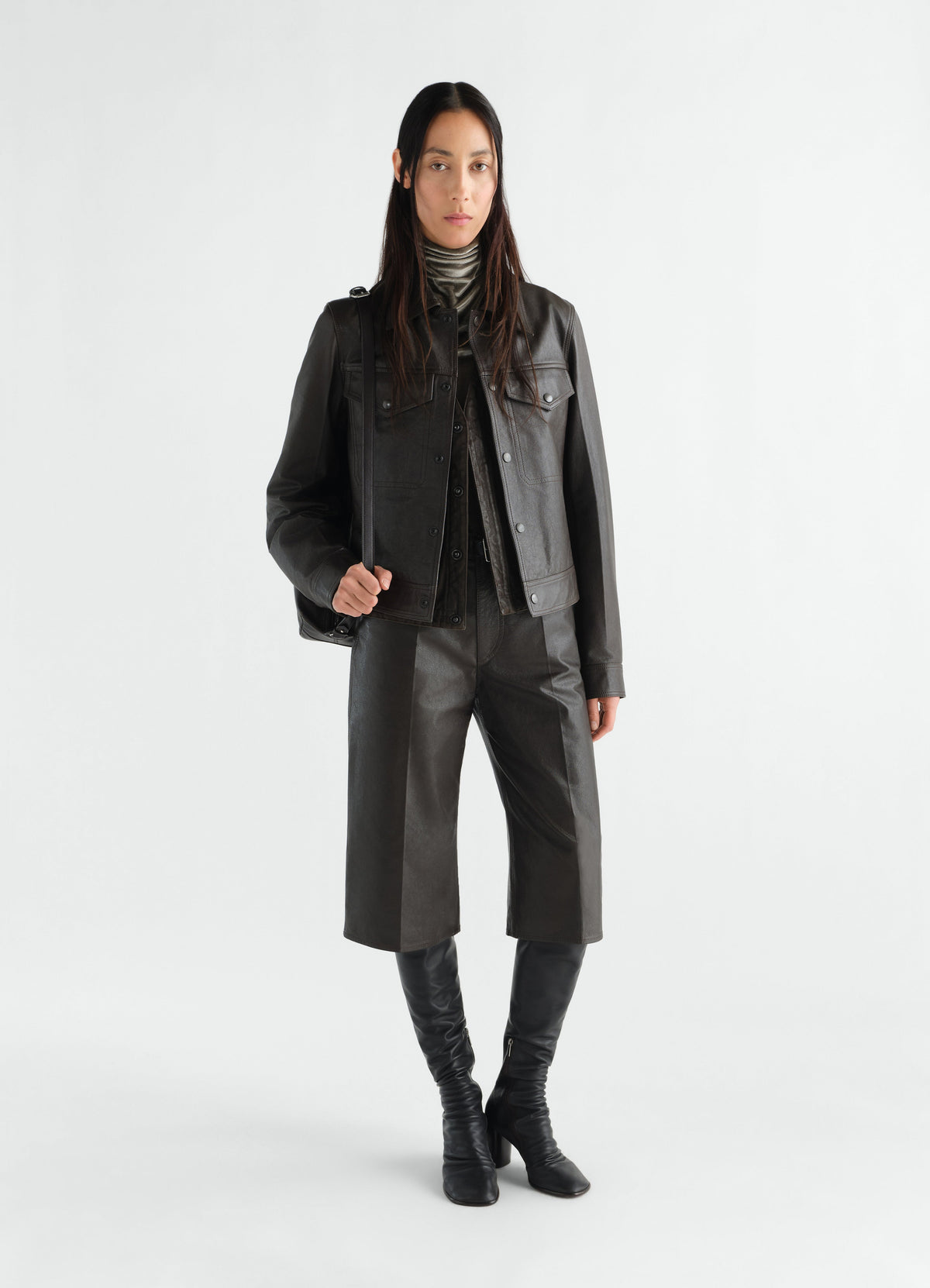 LEATHER BERMUDAS IN GLOSSY COW LEATHER